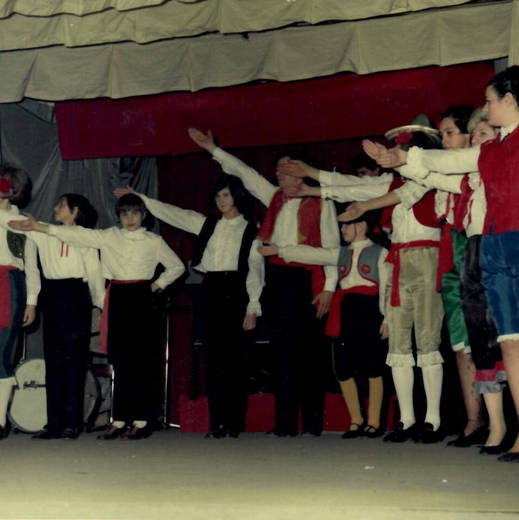 la Grande Fiesta: Silvia Pertusi, Claudia Buzzi, Laura Malacalza, Annamaria Rizzoli, Franco Empolati, Betty Villani, Lino Gugliada, Gabriella Buzzi, Marialuisa Ciandrini, Angela Giovanelli. 