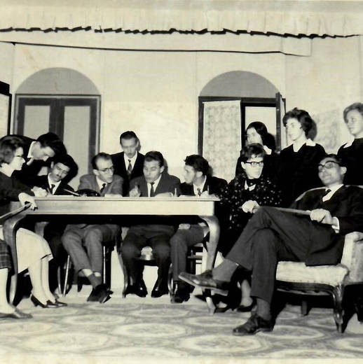 Esami di maturità: Lucia Marchesi, Carla Rapetti, Remo Rapetti, Carlo C. Ramella, Pat Nuccio, Tino Cignoli, Peppino Malacalza, Aurelio Poggi, Gabri Algeri, Beppe Buzzi, Amedea Galbiati, Ivana Lambri, Mirella Chiappedi, Silvana Villani