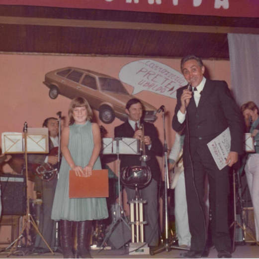 la Corrida dell’Oltrepò: Sullo sfondo l’orchestra Iria folk con Gianfranco Boffelli . La vincitrice dell’edizione con Beppe Buzzi