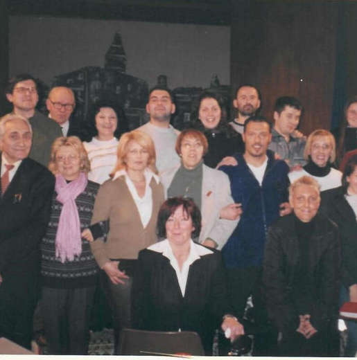 Saggio della scuola di Animazione Teatrale Albino Battegazzore: Il gruppo di allievi: Maurizia Enrica Schiavi, Simona Vellerin, Giulia Lizzoli, Beppe Buzzi, Iris Spanoyannis, Assunta Schiavi, Gabriella Buzzi, Rocco Emma, Claudia Buzzi, Pitro Perfumo, Giuseppe Oliva, Peppino Malacalza, Silvana Moretti, Arianna Biglieri, Daniele Mancuso, Andrea Bertelegni, Debora Escoli