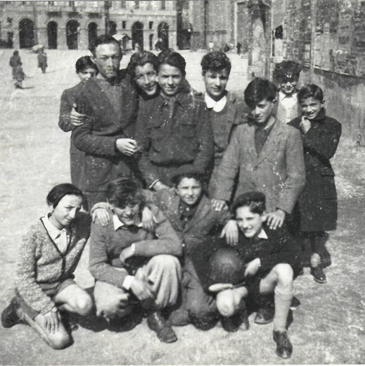 GIUSEPPE E I SUOI AMICI IN PIAZZA DUOMO (A SX IN SECONDA FILA