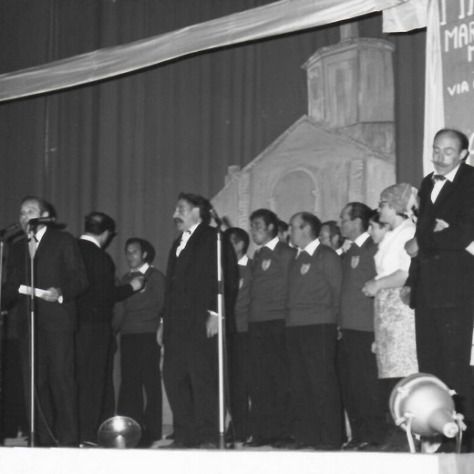 Pâr i düsent’ ann dla cità d’Vughera: Elisabetta Ferrari Mainardi, Franco Empolati, Bruna Madama, M° Mario Carelli, peppino Malacalza, Beppe Buzzi, Lino Gugliada, Gabriella Buzzi, il coro Gerberto di Bobbio